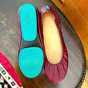 Size 9 maroon Tieks